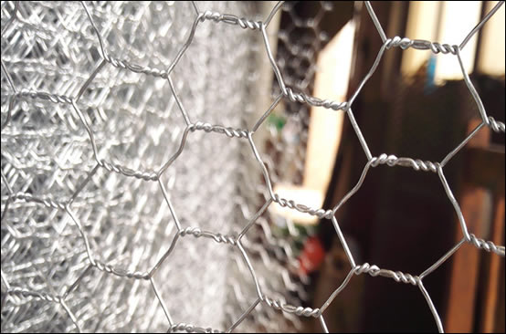 Hexagonal woven mesh for gabion and fencing uses